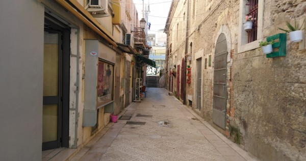 Dalle stelle alle stalle, da centro vitale a zona morta. La chiusura del mercato Arpi e il lento declino di via Manzoni