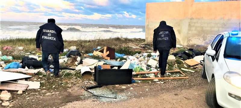 Contrasto a ecoreati e tutela dell'ambiente, sequestrate 32 aree adibite a discarica. Oltre 50 le denunce