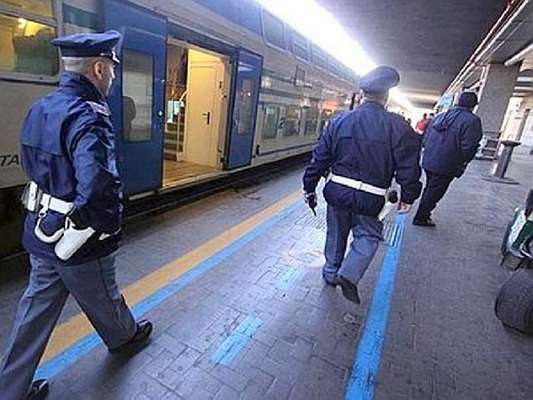 Aggredisce verbalmente i viaggiatori e tenta di strangolare poliziotto, in manette 25enne