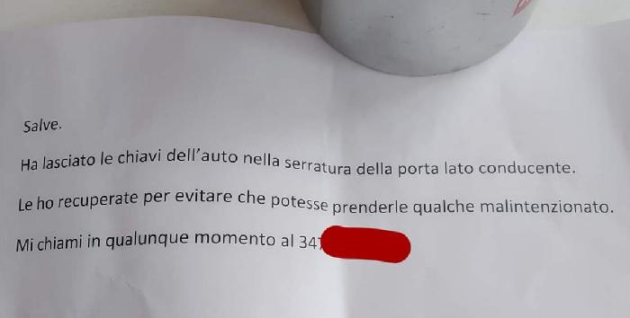 Perde le chiavi dell'auto, avvocato le trova e le mette da parte: Gesto che va sottolineato