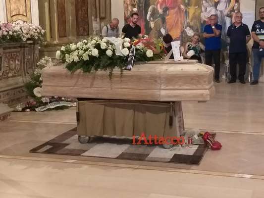 Funerali Roberta Perillo, in chiesa centinaia di persone: tanta commozione e dolore composto