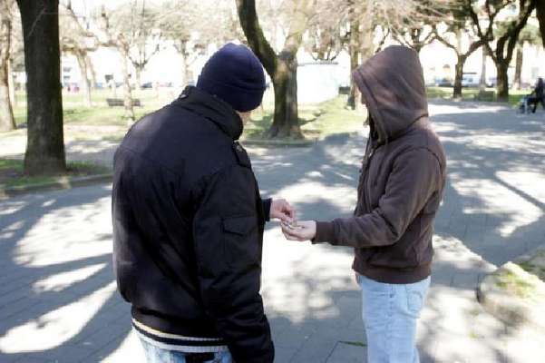 Spacciatore scappa alla vista della gazzella dei Carabinieri, trovato con mezzo etto di hashish