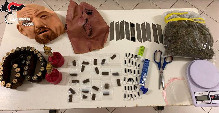 Carabinieri Cerignola scoprono vario materiale di illecita detenzione; ordigni esplosivi, droga, munizioni e maschere