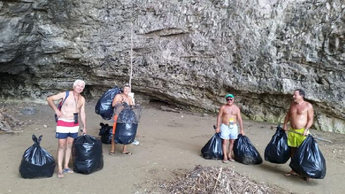 Vieste, l'impegno in favore dell'ambiente dei volontari dell'Associazione Pulizia e Protezione Costa Garganica
