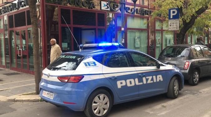 Rapina aggravata in banca, arrestati due giovani. I dettagli dell'operazione stamattina in Questura