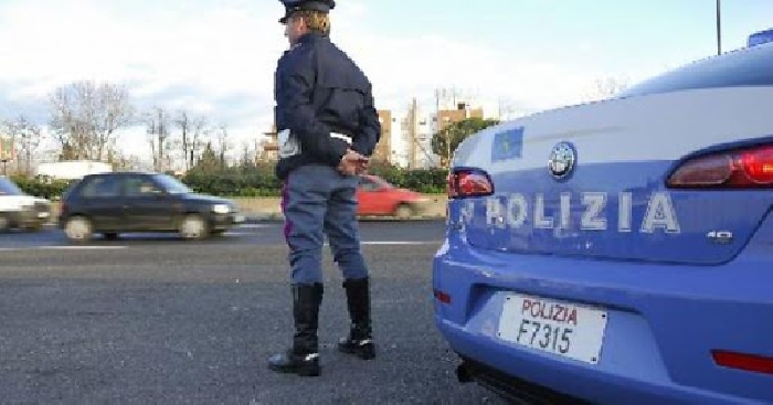 Vieste, sessantenne beccato sulla statale 89: "Dovevo buttare il vetro"