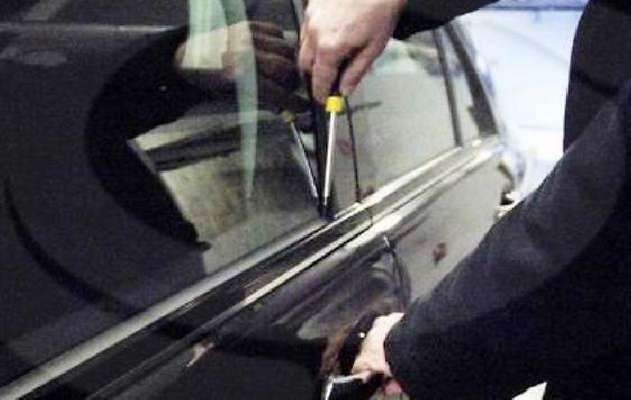 Rompe il finestrino e ruba vestiti, il proprietario dell'auto lo ferma e lo fa arrestare