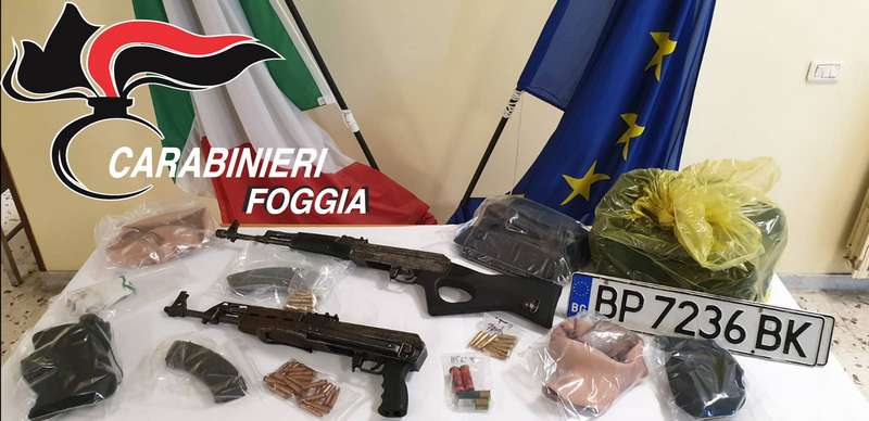 Kalashnikov carichi, maschere e guanti trovati nelle campagne di San Paolo di Civitate