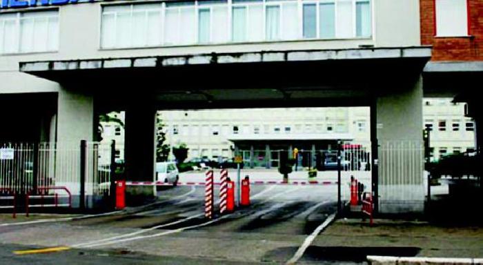 Cade in casa, batte la testa e muore dopo due settimane di agonia: la procura indaga quattro sanitari