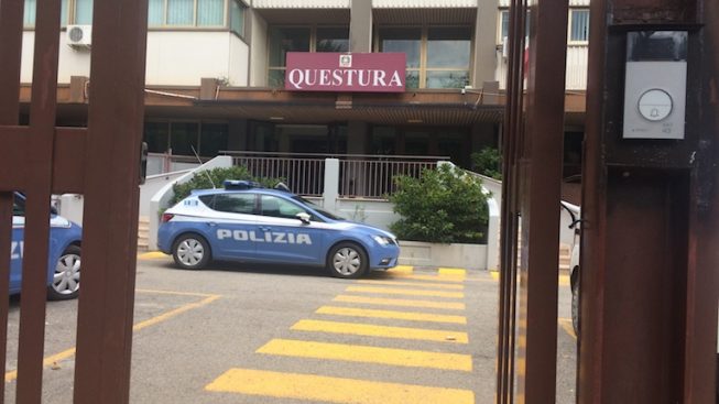 Lancia zaino contro le auto della Polizia e danneggia cancello della Questura, arrestato cittadino nigeriano