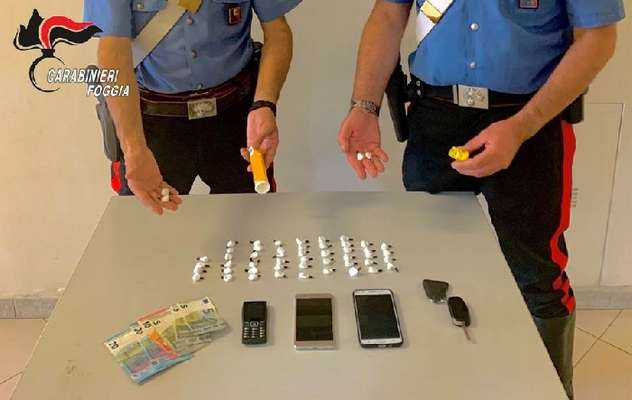 Cerignola, sorpresi in pieno centro con 52 dosi di cocaina