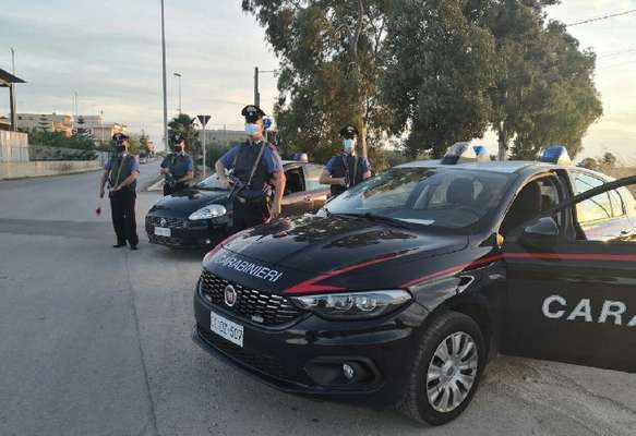 Tentò di estorcere denaro a due braccianti rumeni, armato di coltello. Arrestato Vito Carbone, 26enne di Trinitapoli