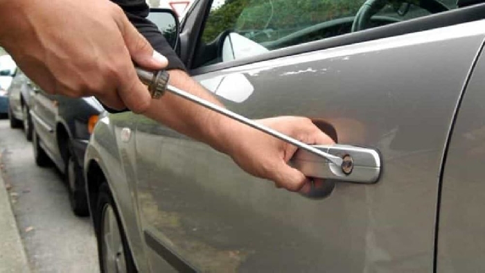 Contrasto ai furti di auto, ladro beccato mentre era pronto a forzare una portiera. In manette anche due minori