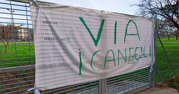 Via la recinzione dal campo di calcio a Parco San Felice, ma mamma Loredana e figlio Alessio danno battaglia sui social