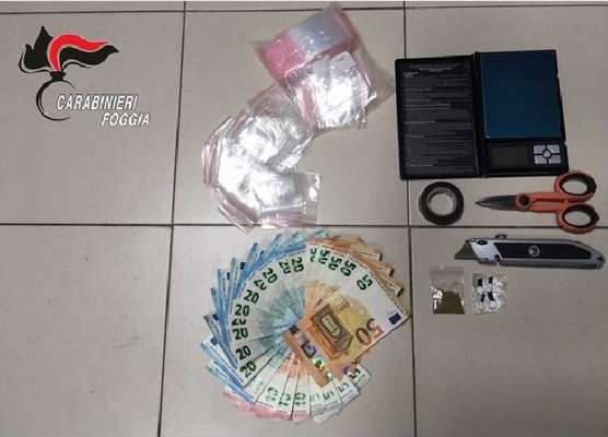 Cerignola, spacciatore a domicilio getta la droga nella stufa per sfuggire al controllo