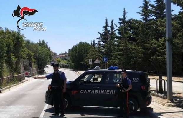 Sorpreso dai Carabinieri ingoia la droga, arrestati due pusher a Capojale