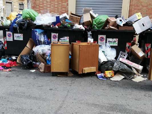 Città  sommersa dai rifiuti, le segnalazioni dei cittadini su Facebook