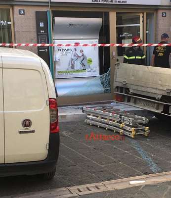 Lucera, inquirenti sul luogo della bomba contro la BPM