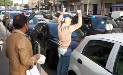VIDEO | Operazione Destino, le auto della Polizia sfilano davanti al Bar Gocce di Caffè e i cittadini esultano per gli arresti