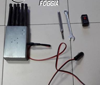 Rubava le auto utilizzando un congegno wireless, cerignolano ai domiciliari. E' caccia al complice