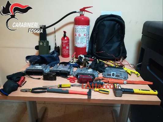 Provano a rubare auto, ma testimone chiama i carabinieri: un arresto dopo rocambolesco inseguimento