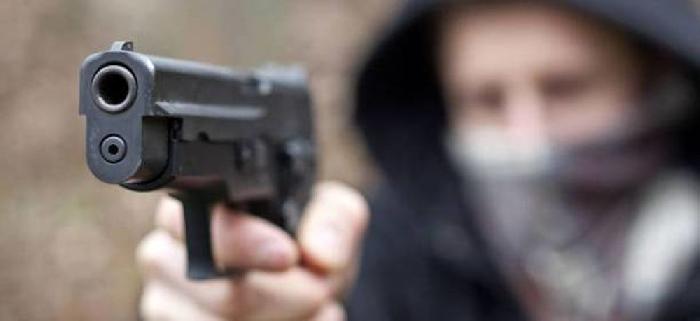 San Nicandro Garganico, minaccia titolare di un locale con la pistola per rubare 20 euro: arrestato