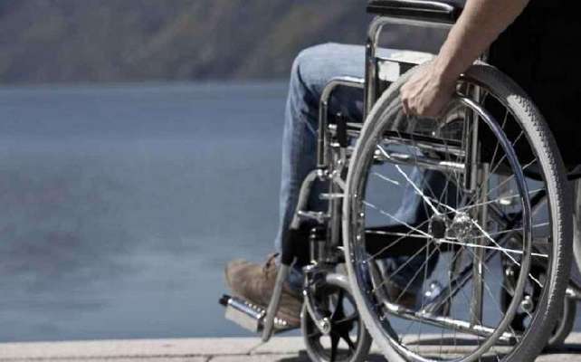 Picchia e deruba disabile in sedia a rotelle, in manette 33enne sanseverese