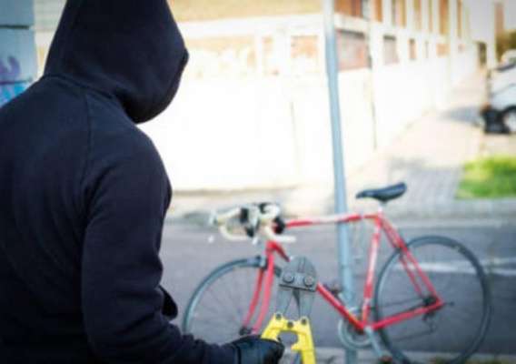 Foggia, fuori dal servizio poliziotto sventa furto: spari e rissa per bloccare il malvivente