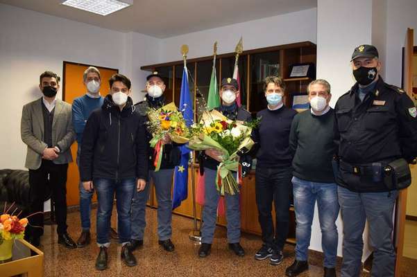 Foggia, non solo applausi ma anche fiori per i poliziotti dopo gli arresti per l'omicidio Traiano