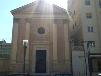 Lucera, tenta di entrare nella chiesa di San Giacomo con coltello e spranga: bloccato da due carabinieri liberi dal servizio