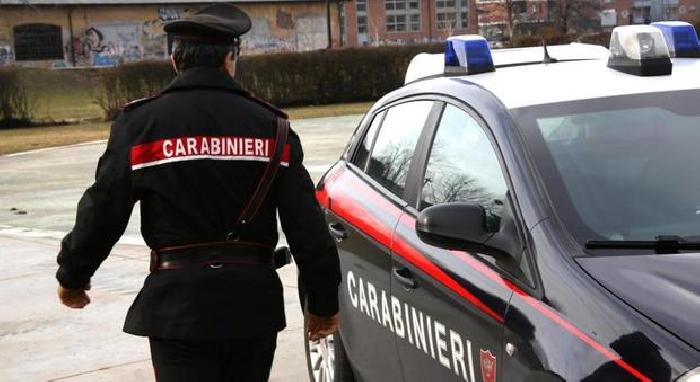 Fermano 68enne per chiedere indicazioni stradali, lo aggrediscono e rubano l'auto: un arresto