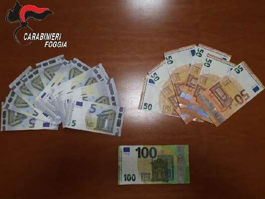 Peschici, utilizzavano soldi falsi per gli acquisti: scoperti, la donna ha nascosto le banconote nel reggiseno