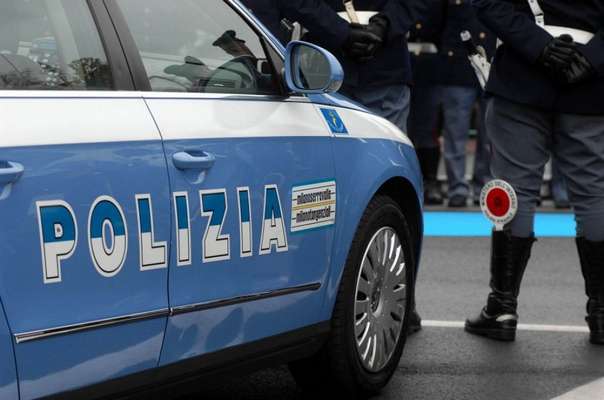 Importunava i passanti con un paio di forbici, fermato un extracomunitario. Verrà  espulso dall'Italia