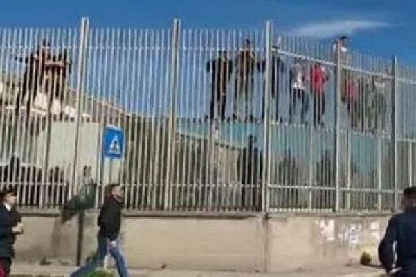 Evasi dal carcere di Foggia rubano auto per la fuga, tutti i nomi dei detenuti responsabili