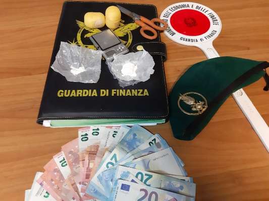 Lo spaccio non si ferma con il Covid-19, arrestati due pusher. Sequestrata cocaina purissima e contanti