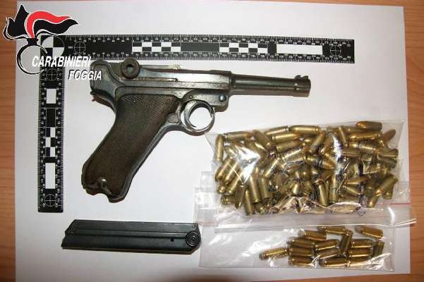 Deteneva illegalmente hashish e pistola da guerra. Arrestato imprenditore agricolo a Orta Nova