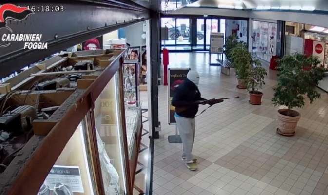 Operazione "Gold Rush", va in carcere Luca Popolo, pregiudicato che prese parte alla violenta rapina alla gioielleria Follie d'oro