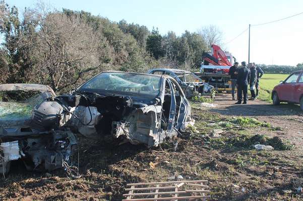 Cerignola, colti sul fatto mentre accatastavano auto rubate. Due arresti