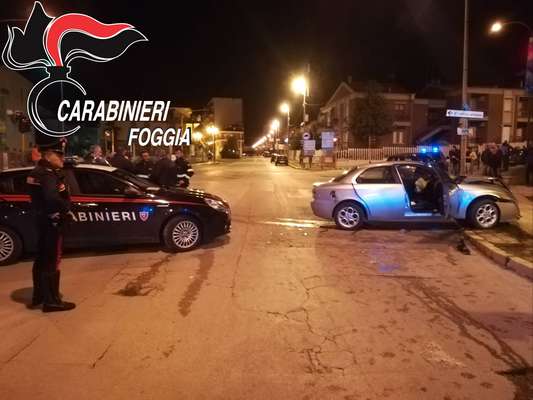 Rocambolesco inseguimento a Torremaggiore, forza posto di blocco e si schianta