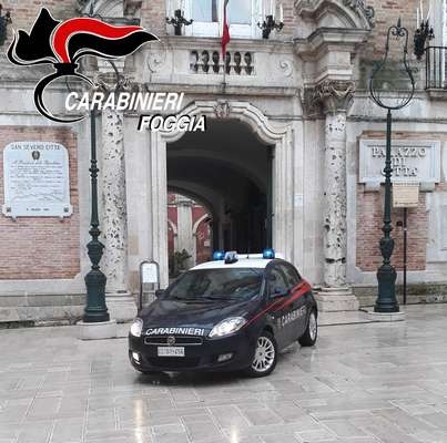 Stava strozzando l'ex fidanzata dopo averla aggredita per strada. Provvidenziale l'intervento dei Carabinieri