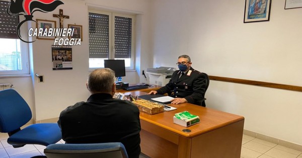 Finge di conoscere anziano professore di Vico per derubarlo, arrestato napoletano