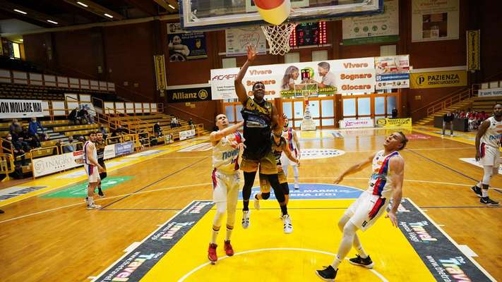 Il cuore oltre l'ostacolo, la Cestistica San Severo batte Casale Monferrato 86-75 e torna a sperare