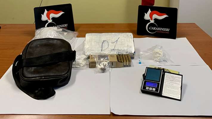 Oltre 1 kg di cocaina nascosta nell'avvolgibile, arrestato un 50enne manfredoniano