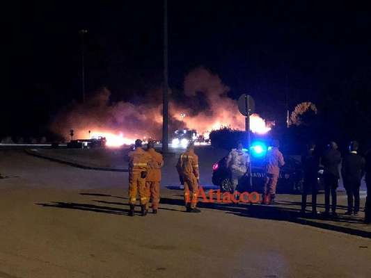 San Giovanni Rotondo, fiamme nel deposito comunale: distrutti oltre 30 mezzi per la raccolta dei rifiuti