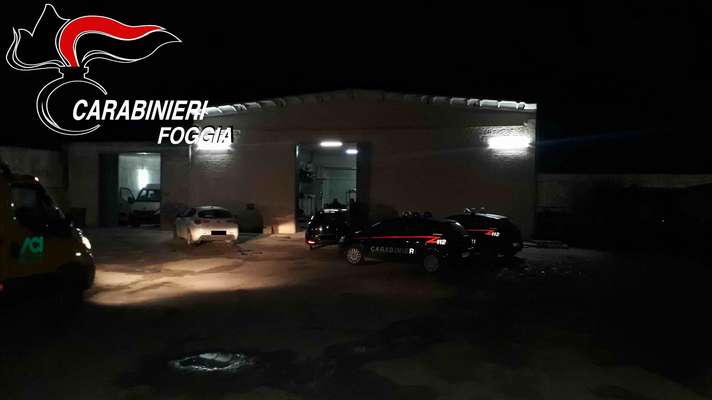 Sorpresi mentre stavano smontando due furgoni rubati, tre ricettatori ai domiciliari