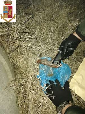 Moglie di arrestato aiuta la Polizia a ritrovare l'arma del tentato delitto