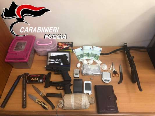 Droga, esplosivi e armi (persino nunchaku) in casa. Arrestato giovane incensurato
