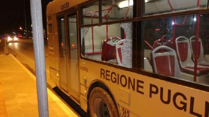 Sassaiole autobus, si intensificano gli episodi vandalici