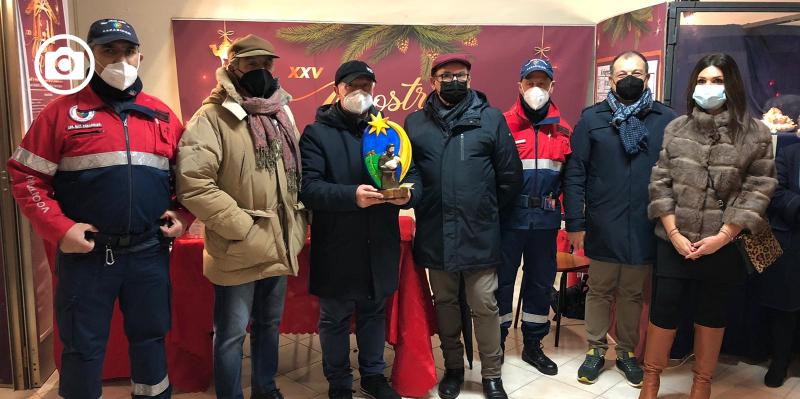 Gli amici del presepio di Manfredonia premiano i volontari dell'associazione nazionale carabinieri sipontina
