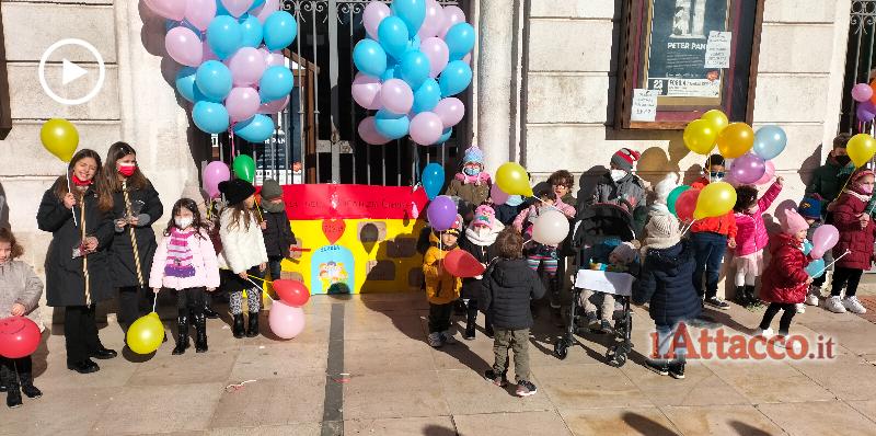 Chiusura istituti comunali: "Non toccate la nostra scuola", in piazza Battisti la protesta dei genitori. Domani l'incontro con i commissari